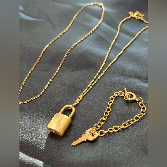 Louis Vuitton Lock and Key Necklace & Bracelet - Picture 5 of 8